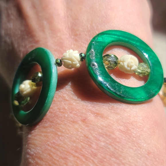 Handcrafted Bracelet and Earrings Set - Mother of Pearl - Picture 10 of 13